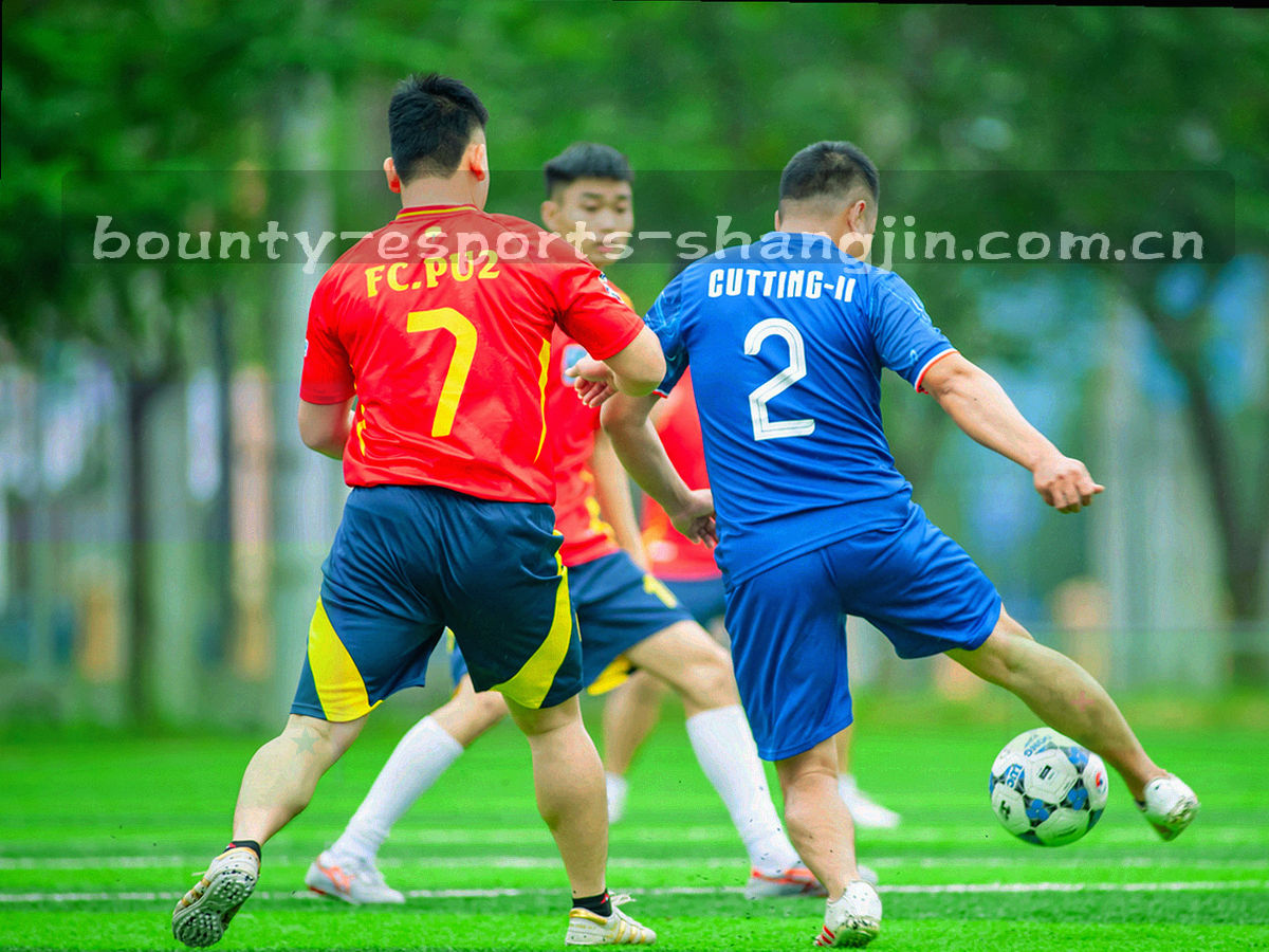 暗调人物剪影上叠加半透明的输出占比与参团率数据标签